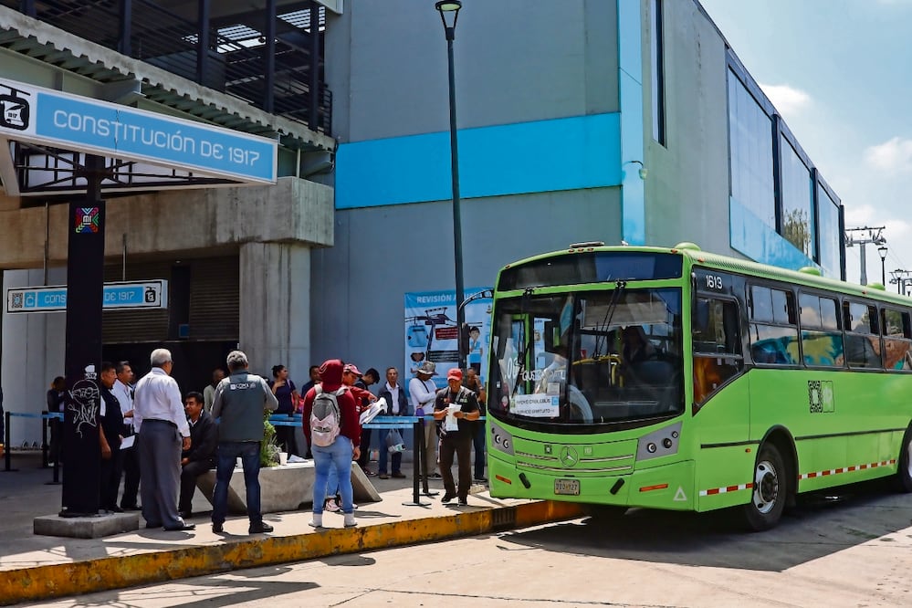 Para suplir la demanda de los usuarios de la Línea 2 del Cablebús, 10 camiones de RTP dan servicio desde Constitución de 1917 hasta Xalpa y de regreso, desde las 5:00 hasta las 0:00 horas. Foto:Hugo Salvador | El Universal