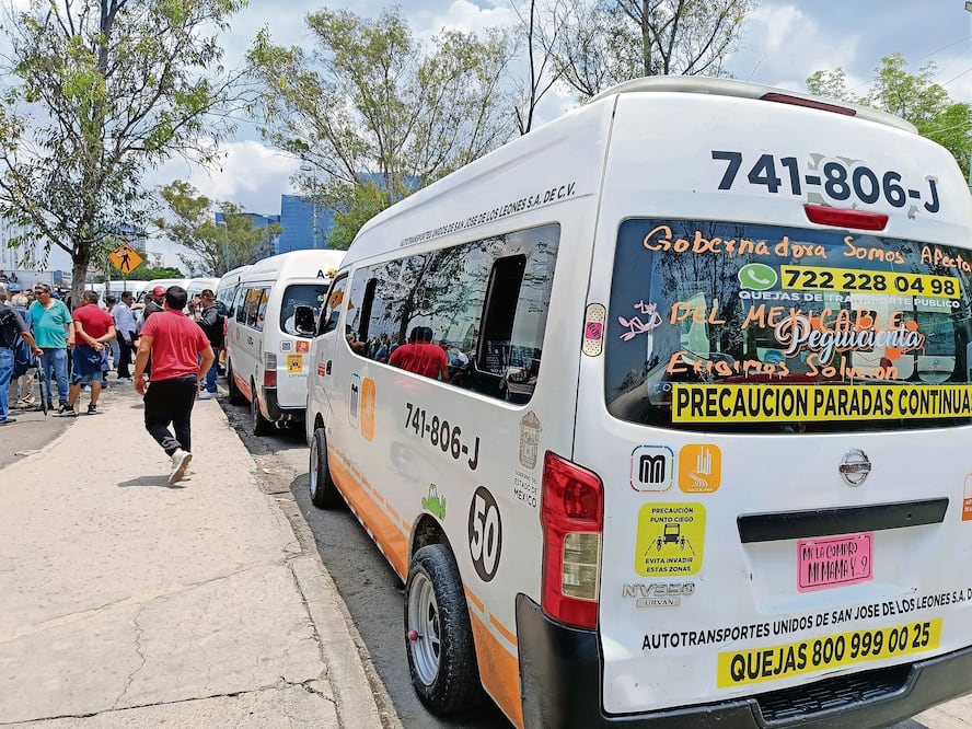 Operadores y empresarios del transporte protestaron con bloqueo a los accesos vehiculares a la estación Cuatro Caminos del Metro por más de 7 horas.