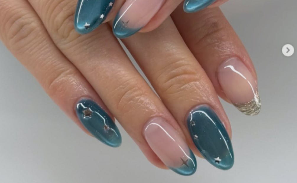 Un diseño de uñas minimalista en color teal con plateado. Foto: Instagram @nailsbykaitt