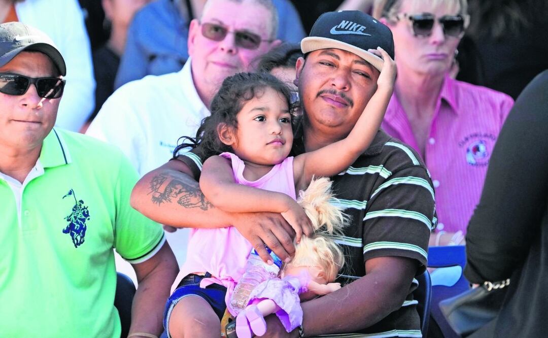 Wilson García, sobreviviente del tiroteo en Cleveland, Texas, durante una vigilia por su hijo. Su esposa también murió en el ataque, Foto: David J. Phillip / AP