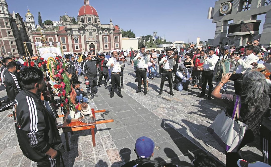 Peregrinos llevaron mariachis hasta el atrio de la Basílica para cantarle Las Mañanitas a la Virgen. 