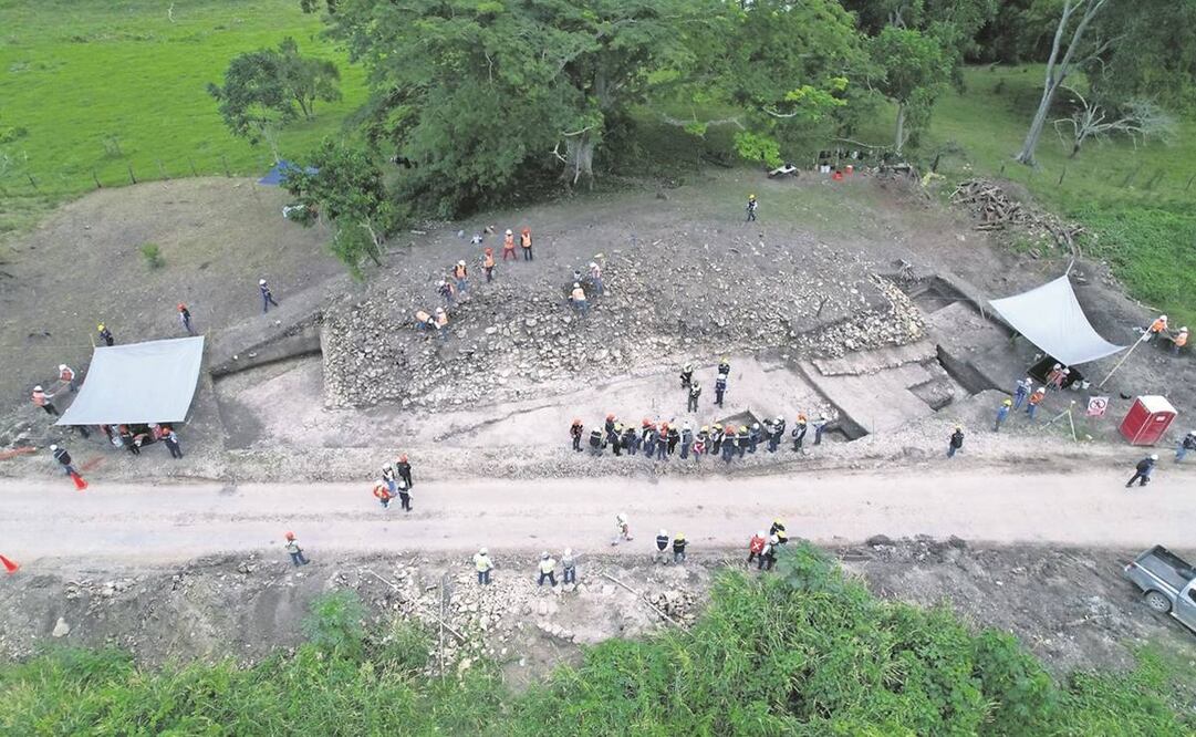 Vista aérea de trabajadores que laboraban ayer en el salvamento arqueológico del tramo 1 de las obras de construcción del Tren Maya en Palenque, Chiapas. Fotos: Manuel López/ EFE.