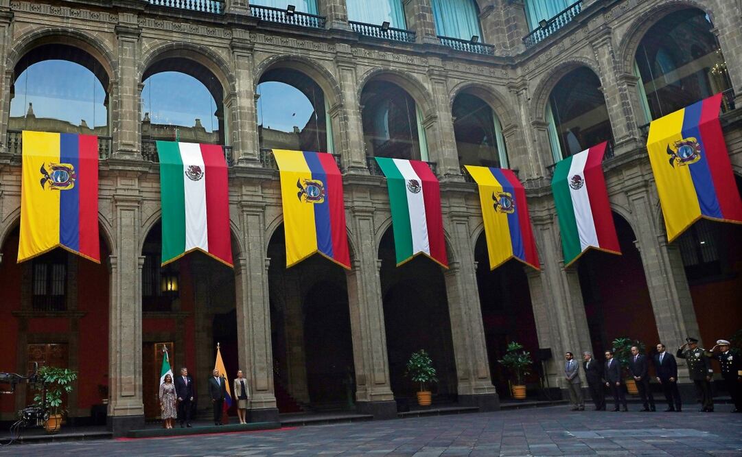 Banderas mexicanas y ecuatorianas para un acto oficial entre ambos países en el Palacio Nacional de México, el 24 de noviembre de 2022. (04/02/2025) Foto: Marco Ugarte | AP