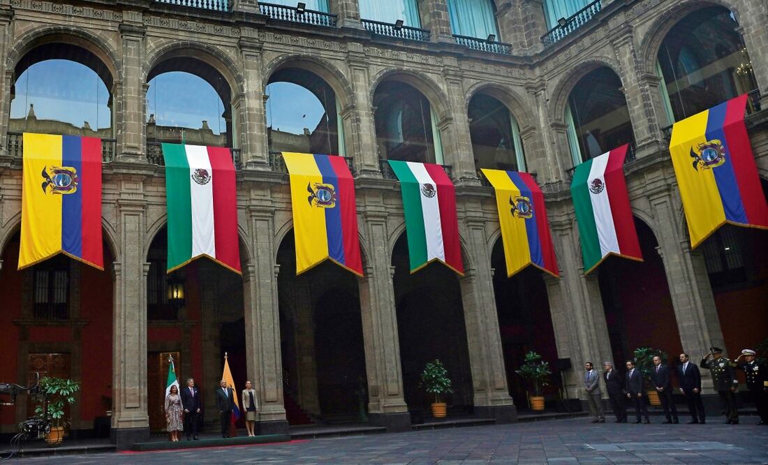 Banderas mexicanas y ecuatorianas para un acto oficial entre ambos países en el Palacio Nacional de México, el 24 de noviembre de 2022. (04/02/2025) Foto: Marco Ugarte | AP