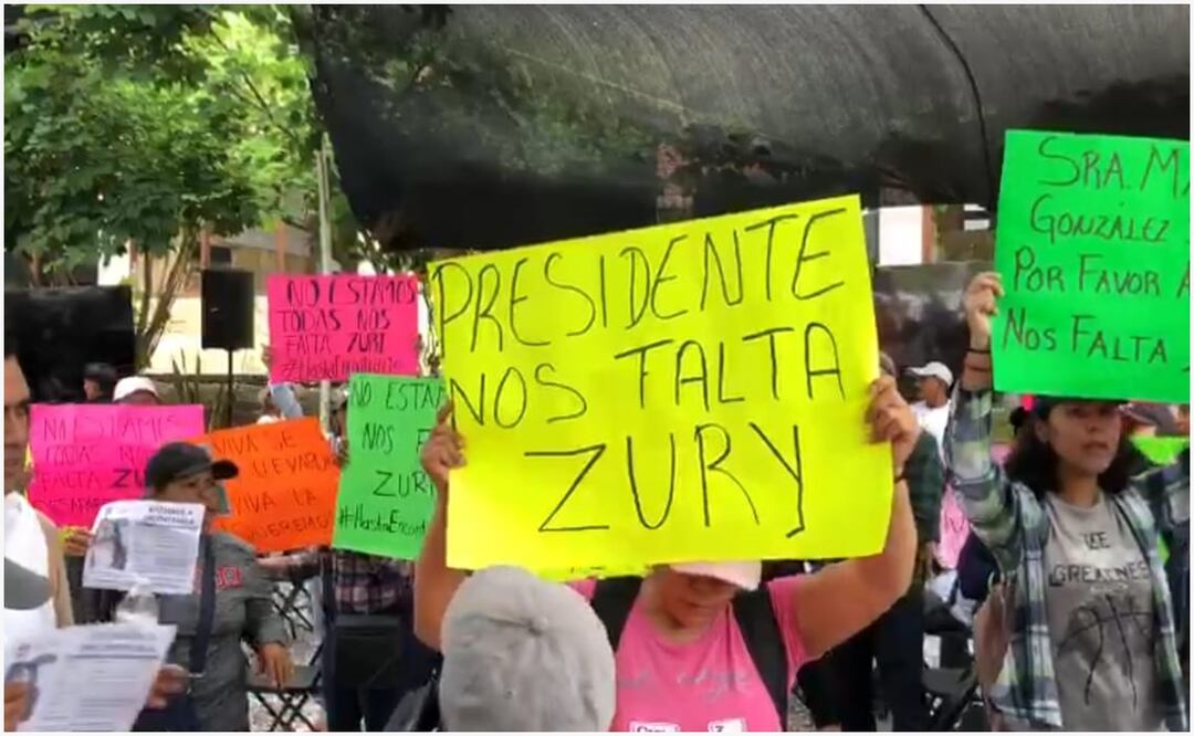 Con cartulinas con mensajes como “Viva se la llevaron, viva la queremos”, la protesta por la desaparición por Itzel Zurisaday Sánchez se llevó a cabo pacíficamente. Foto: Captura de video