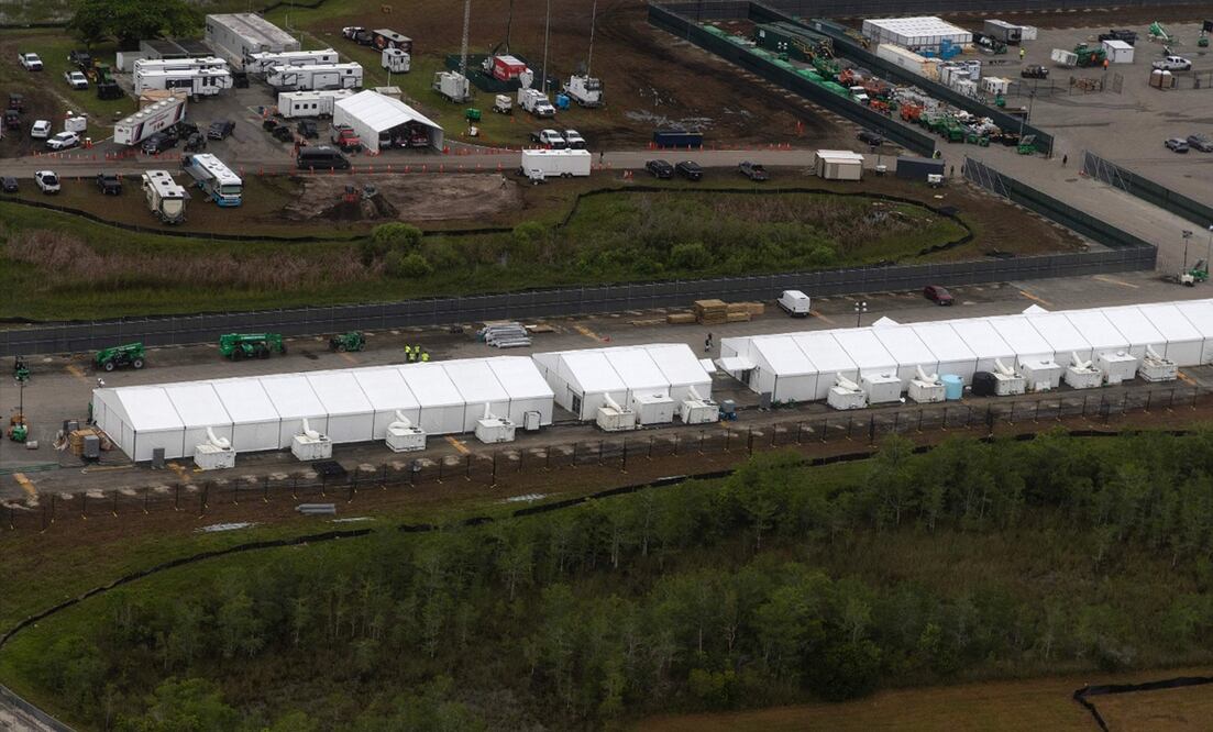 Imagen aérea del centro de detención de migrantes, conocido como "Alligator Alcatraz", ubicado en el antiguo Aeropuerto de Entrenamiento y Transición Dade-Collier en Ochopee, Florida, el 4 de julio de 2025. Foto: AFP