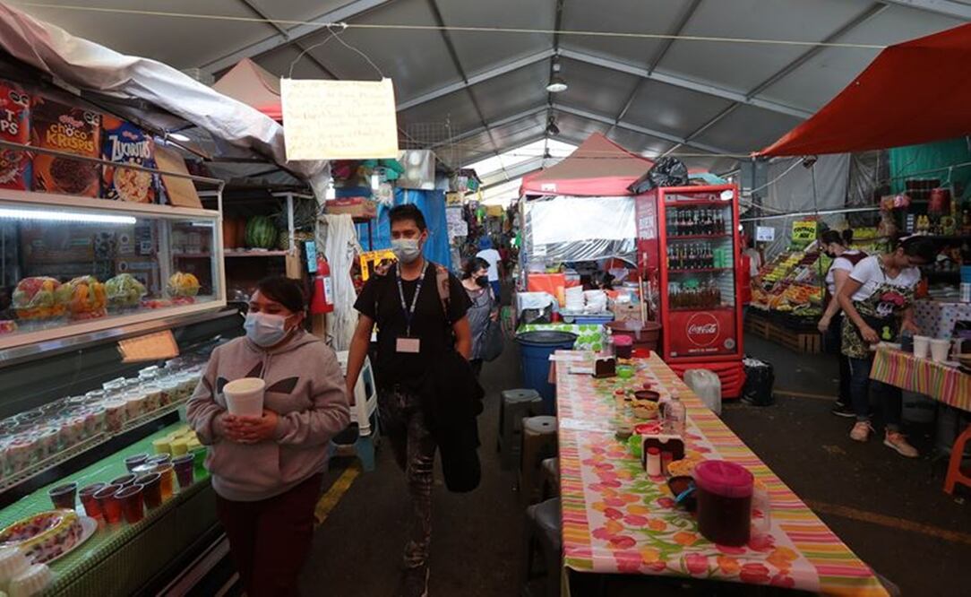 Comerciantes del Mercado de San Cosme mantienen sus puestos en la calle, luego de que un incendio en diciembre de 2019 provocó que una parte cerrara. Además de las bajas ventas algunos se han contagiado de Covid. Foto: Juan Boites/ EL UNIVERSAL.