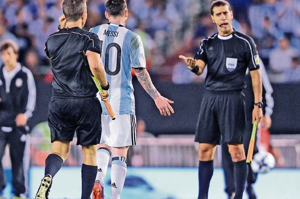 Lionel Messi se dirige al árbitro auxiliar al finalizar el duelo ante Chile (ALEJANDRO PAGNI. AFP)