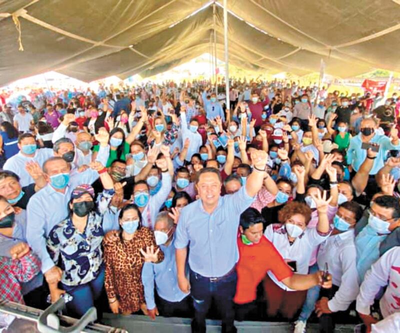 Los precandidatos hacen sus actos proselitistas rebasando el aforo permitido por la pandemia, sin que la autoridad disperse a la gente. Foto: ESPECIAL