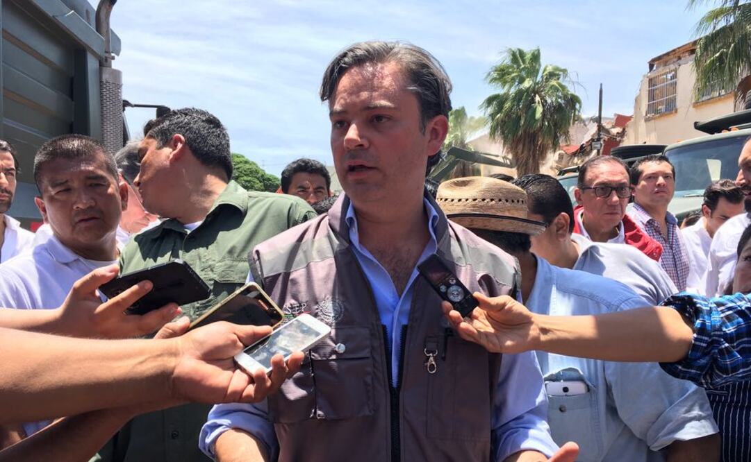 El funcionario acudió al Centro Escolar Juchitán que será la primera escuela que reconstruirán de todas las dañadas. /Valente Rosas – EL UNIVERSAL