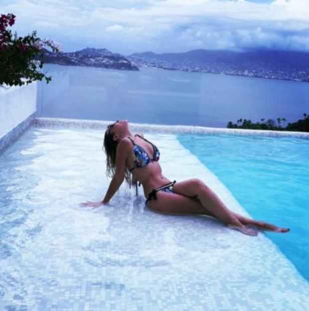 Fey deja asomar lencería en foto sexy de su abdomen