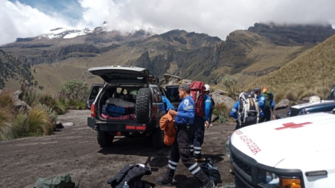 Tras 12 horas de búsqueda, rescatan a alpinistas en zona boscosa del Iztaccíhuatl