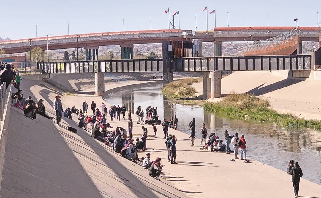 Los migrantes caminaban desde México hacia la Unión Americana; algunos gritaban “¡Queremos asilo!” para presionar a las autoridades estadounidenses que blindaron la frontera.