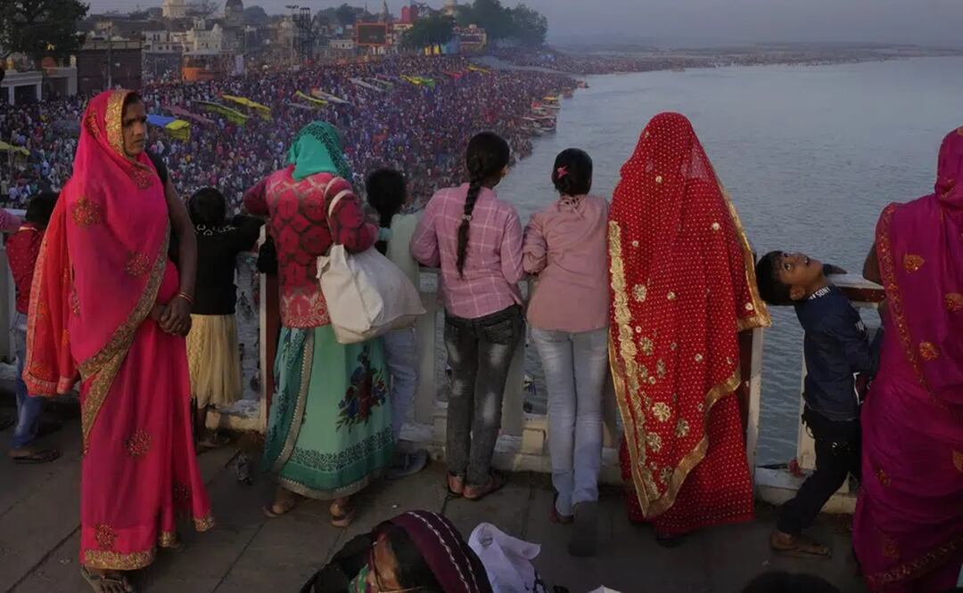 Familias observan desde un puente mientras miles de personas entran al río sagrado Saryu en Ayodhya, India, el 30 de marzo de 2023. Foto: AP