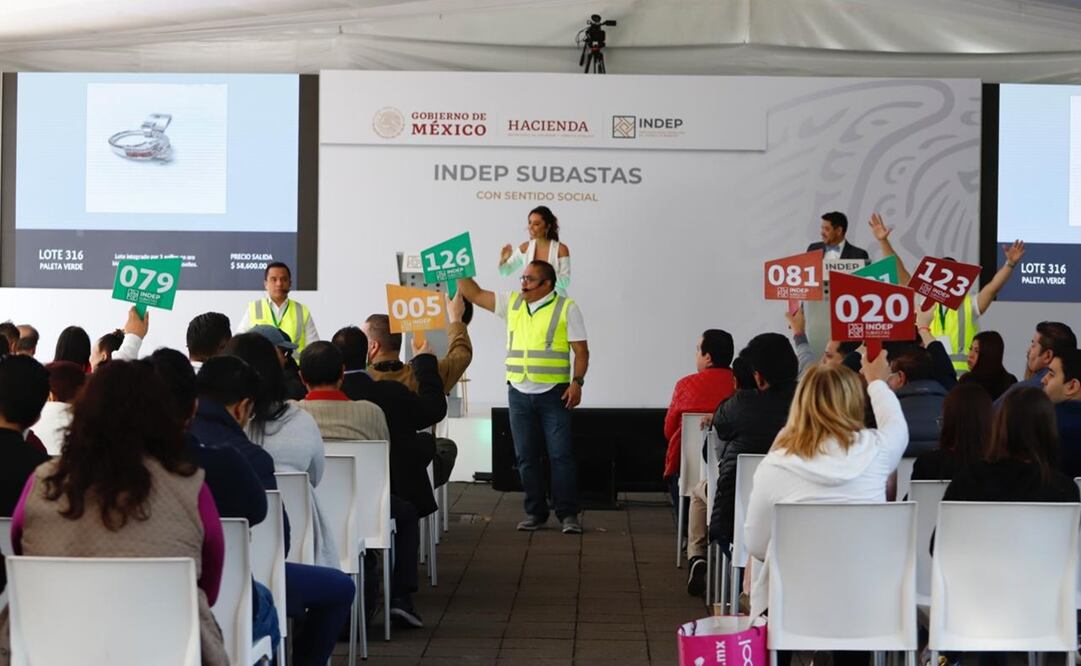 En los cuatro primeros carros de “El H-1” la puja se definió entre dos compradores que se retaban incrementando sus ofertas / Berenice Fregoso. EL UNIVERSAL