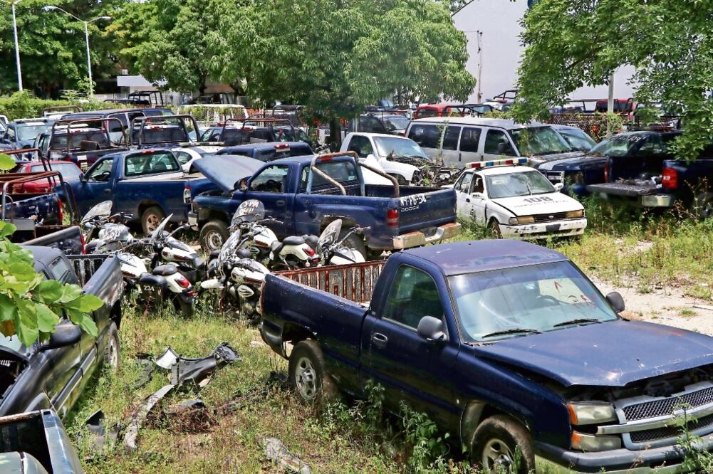 Algunas camionetas que se encuentran a la venta fueron utilizadas como patrullas, y decenas de motocicletas sirvieron como transporte de la policía vial, estas últimas tienen precio inicial de subasta de 700 pesos (LEOBARDO PÉREZ. EL UNVERSAL)