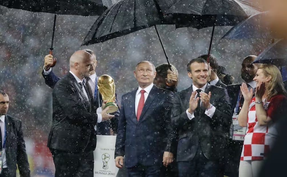La premiación del Mundial Rusia 2018, con los presidentes ruso, Vládimir Putin, y el francés, Emanuel Macron, bajo la lluvia. Foto: AP