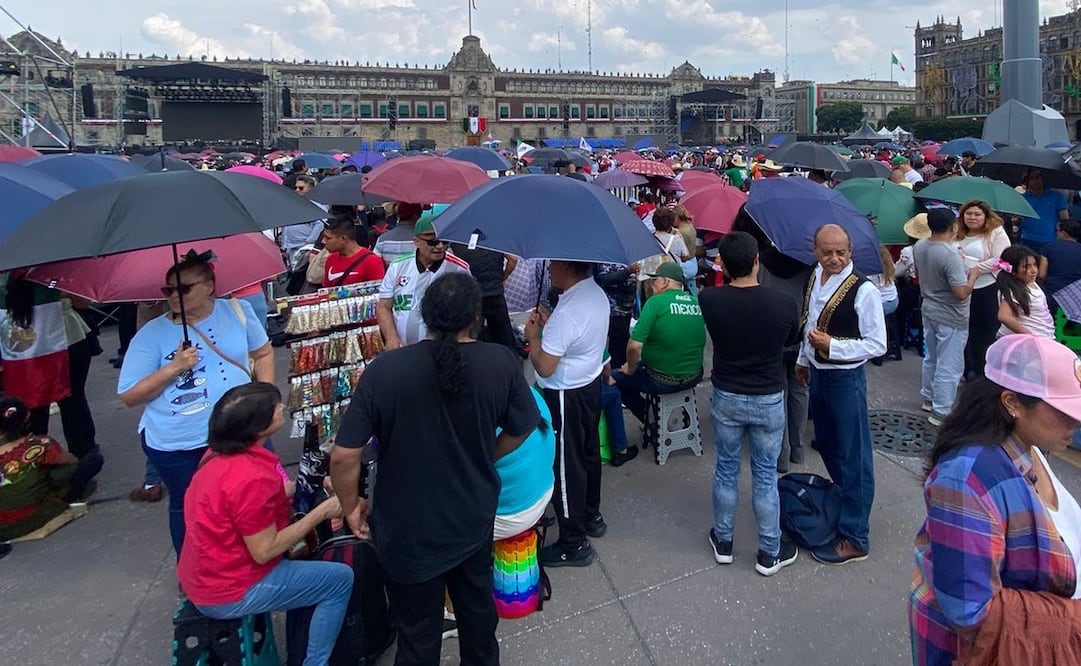 Para protegerse de los rayos solares, mientras esperan la ceremonia, los visitantes utilizan sombrillas, a pesar de está prohibido su ingreso en los filtros de seguridad que hay en las inmediaciones del Zócalo. Foto: Alberto Acosta/EL UNIVERSAL