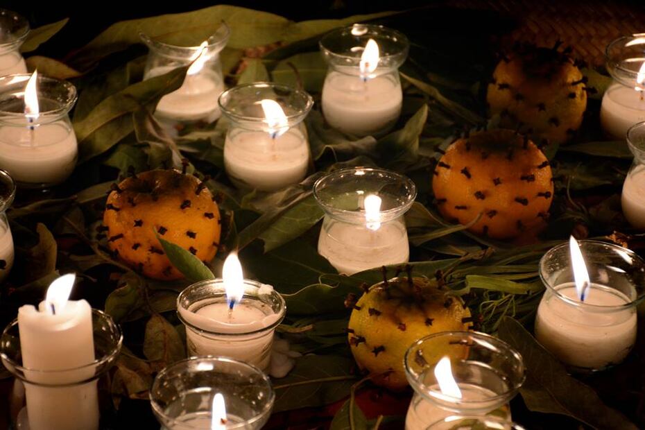 Naranjas incrustadas con clavos de olor