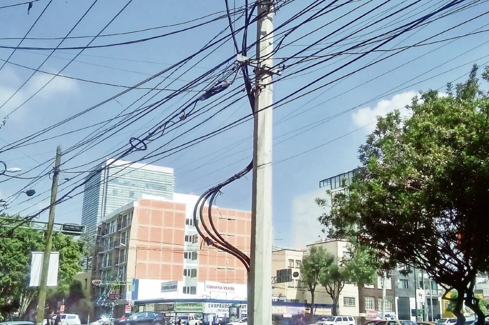En calles de la delegación Benito Juárez hay cables que ya no sirven, lo cual crea una maraña que afecta la imagen urbana de la demarcación (DANA ESTRADA. EL UNIVERSAL)