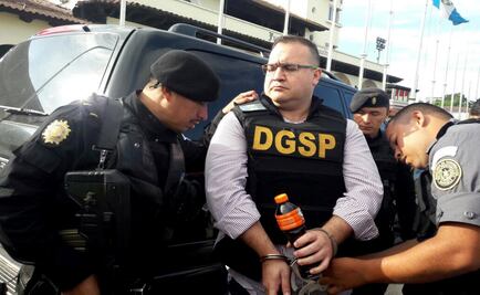 Llega abogado de Javier Duarte al hangar de la PGR en el AICM