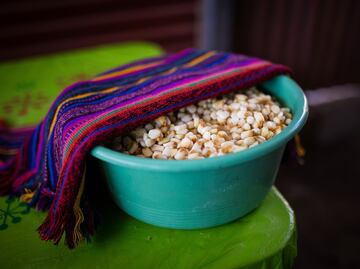 ¿Por qué se le agrega cal al maíz para hacer tortillas?