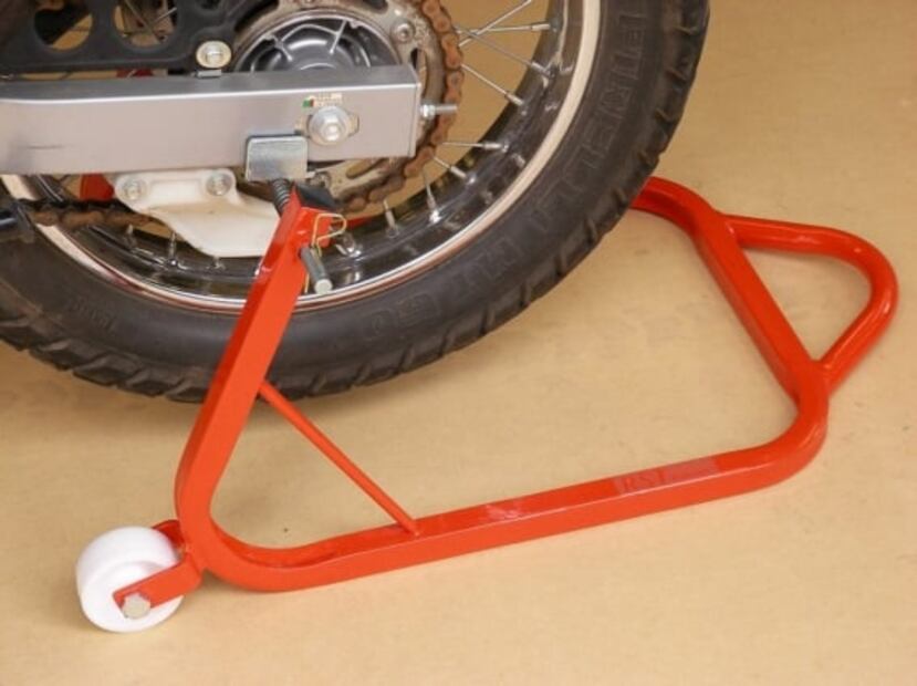 Cinco sencillos pasos para cambiar la llanta de una moto