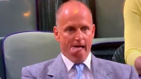 El extraño comportamiento de Woody Harrelson durante juego en Wimbledon