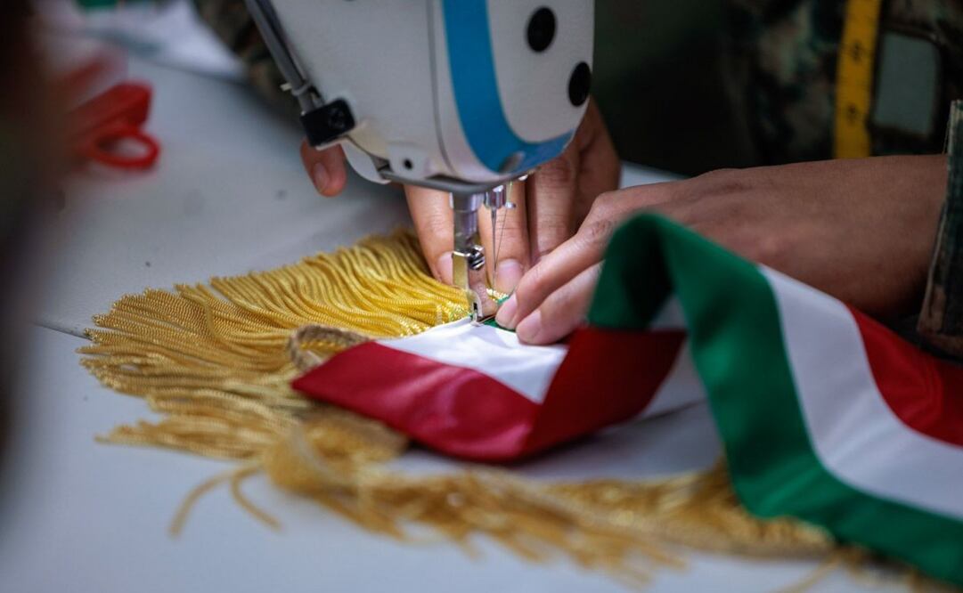 Sheinbaum comparte proceso de elaboración de banda presidencial para la primera mujer en dar el Grito de Independencia. Foto: Presidencia