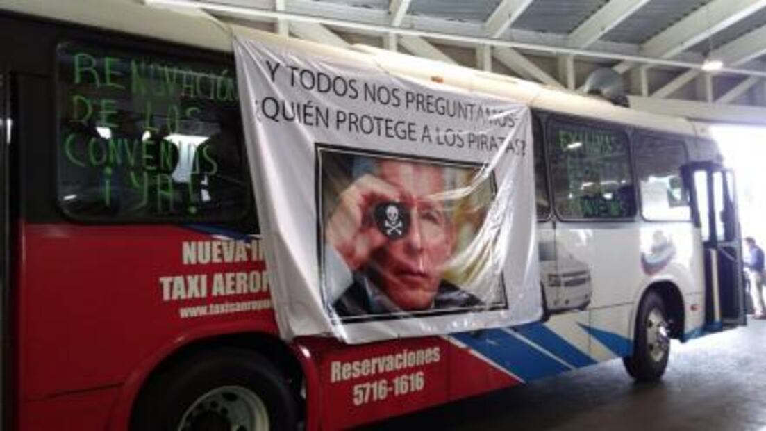 Protestan taxistas en inmediaciones de la Terminal 2 del AICM