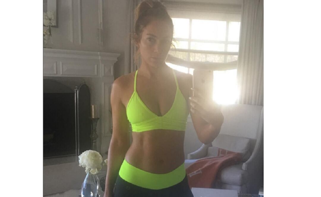 “Gotta get it in... #workinonmyfitness#gymtime #cardio#thereIamwithnomakeupagain! Lol”, the American singer wrote on the photo-sharing service. (Photo: Taken from Instagram @jlo)