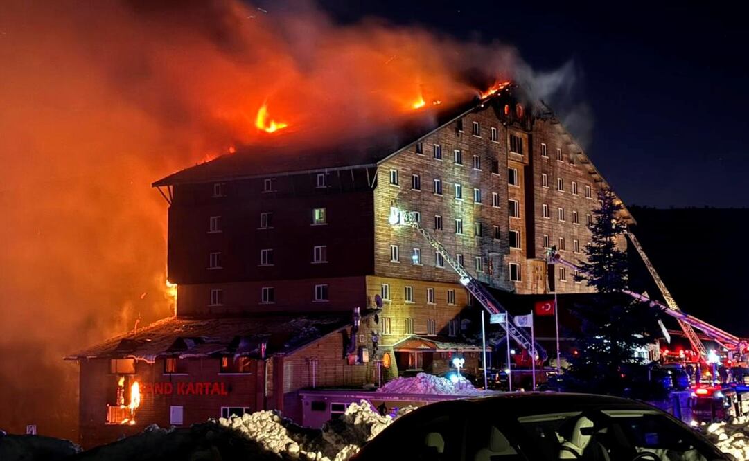 Bomberos trabajan en la extinción de un incendio en un hotel de la estación de esquí de Kartalkaya, en la provincia de Bolu, en el noroeste de Turquía, el 21 de enero de 2025. Foto: AP