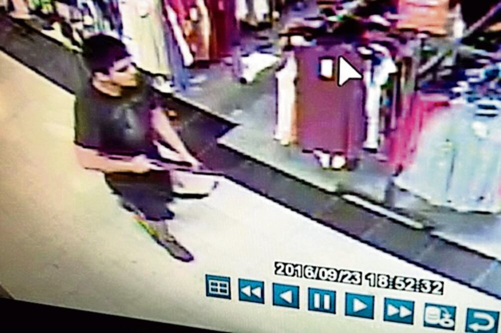 En video. Las cámaras de seguridad del centro comercial captaron al sospechoso y el tiroteo (REUTERS)