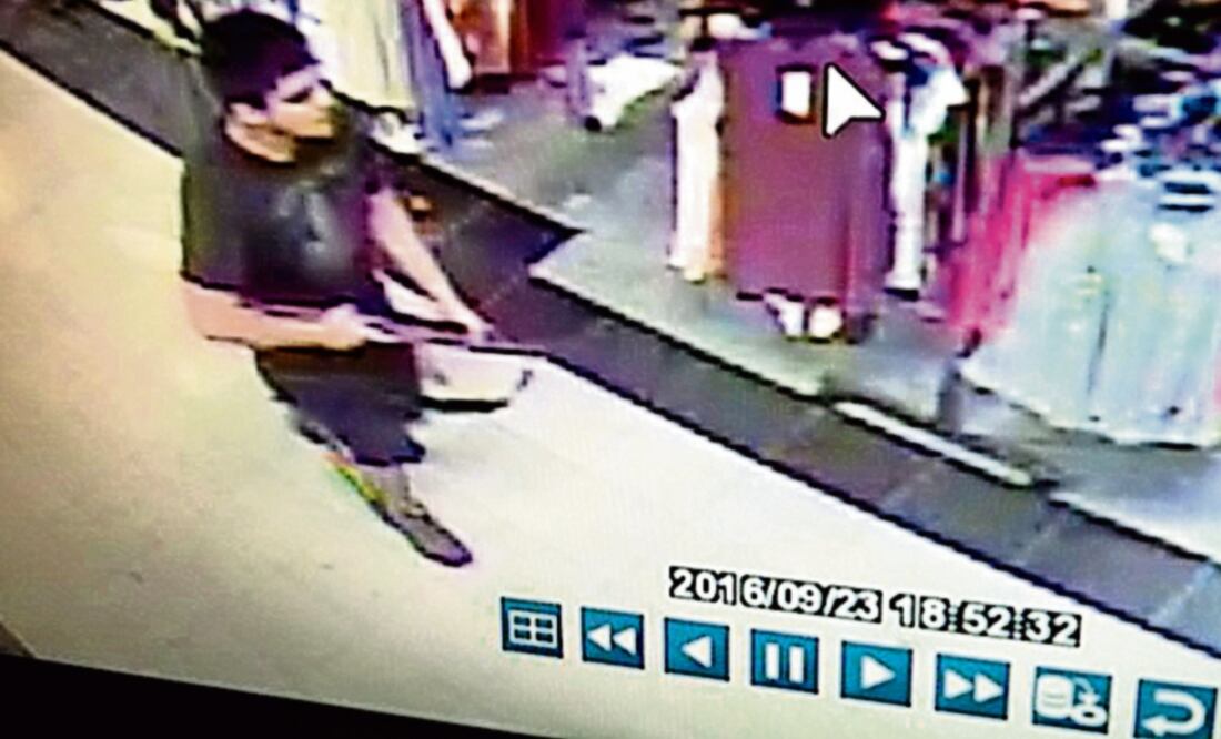 En video. Las cámaras de seguridad del centro comercial captaron al sospechoso y el tiroteo (REUTERS)