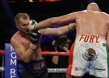 Boxeador británico usó el escudo mexicano en el trasero de su short