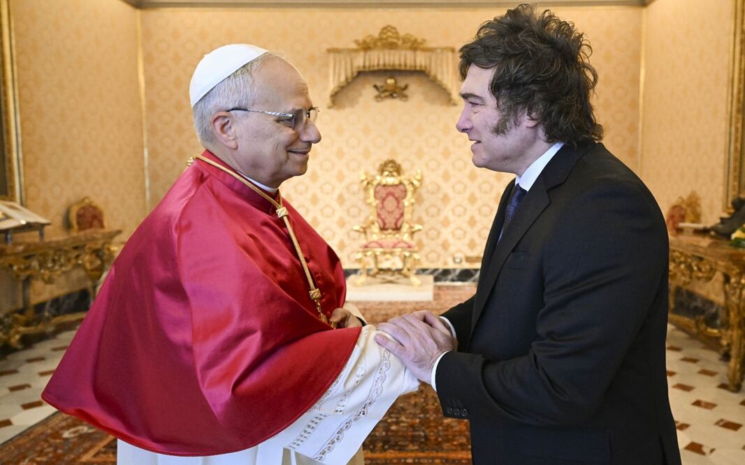 El papa León XIV recibió en audiencia al presidente de Argentina, Javier Milei, quien está de gira por Europa. El gobierno argentino anunció que el Pontífice visitará el país. Foto: EFE