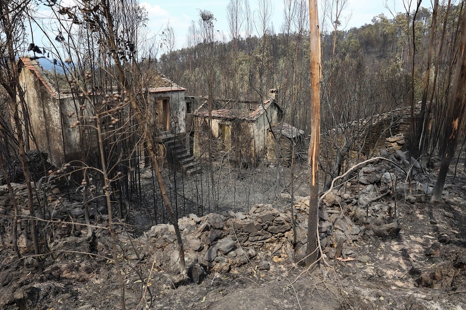 Viviendas quemadas, luego de un incendio en Vouzela, Portugal. FOTO: EFE
