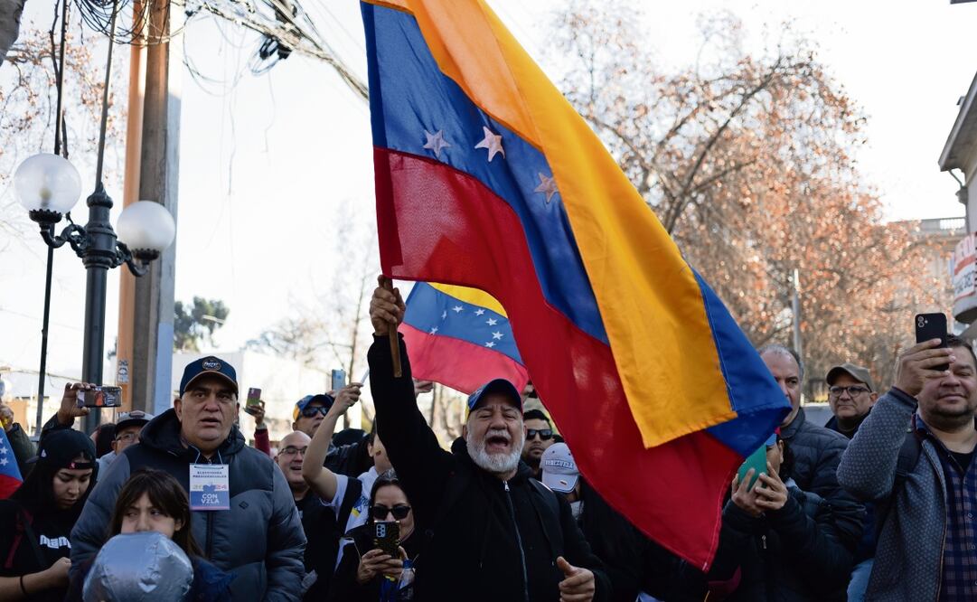 Ciudadanos venezolanos a su llegada a votar para las elecciones presidenciales, en el consulado de su país en Santiago de Chile. Foto: Ailen Díaz | EFE