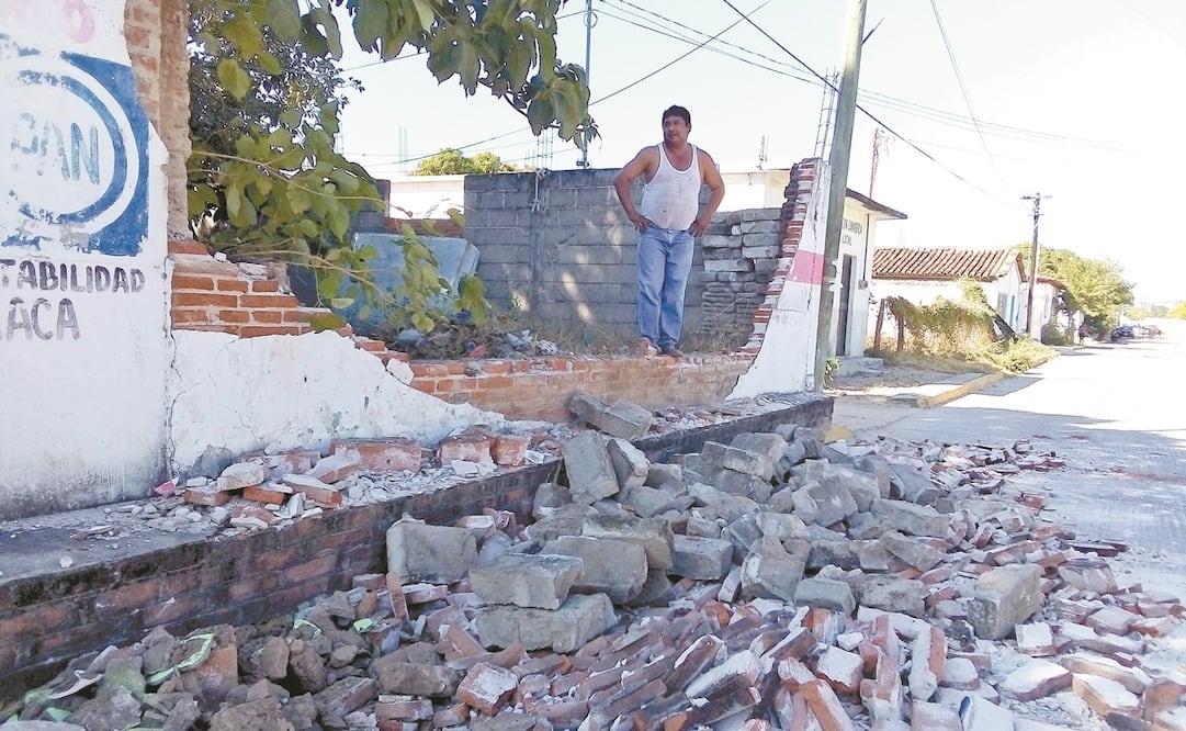 Tras el sismo del jueves pasado, con epicentro en Oaxaca, se reportó la caída de bardas y afectaciones en ocho escuelas. Además, personas fueron atendidas después de sufrir crisis nerviosas. Foto: ROSELIA CHACA. EL UNIVERSAL