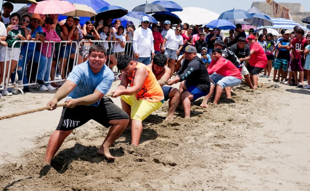 Entre los concursos tradicionales están la carrera de meseros y la vencida de cuerda. | Foto: Especial.