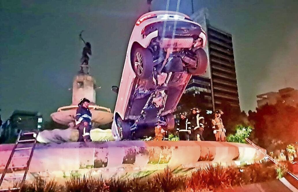 La noche del viernes y madrugada del sábado, el vehículo se estampó en la fuente de la Diana Cazadora. Foto: Especial