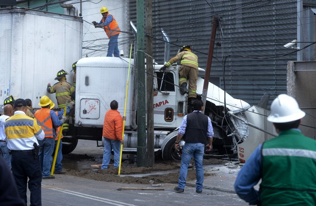 Un tráiler se impactó contra un edificio en la avenida Mariano Escobedo, en la delegación Miguel Hidalgo. Foto: Guillermo Perea/El Gráfico