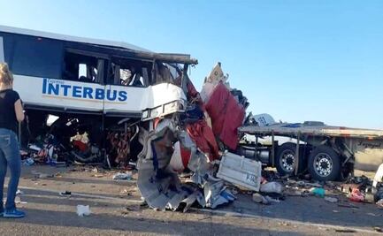 Choque de autobús y dos trailers deja 16 muertos y 22 lesionados en Sonora