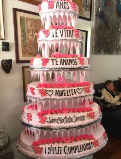 Thalía y Laura Zapata se reúnen para celebrar a su abuela