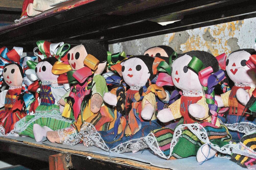 Especialistas atendieron el caso de las muñecas de Amealco que eran vendidas en tiendas departamentales. Foto: ARCHIVO EL UNIVERSAL