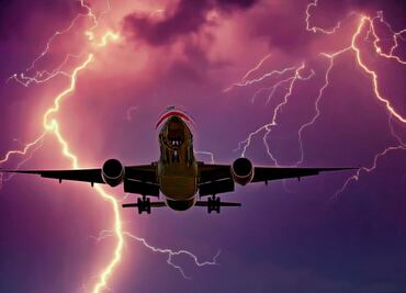¿Qué pasa si un rayo alcanza a un avión en pleno vuelo?