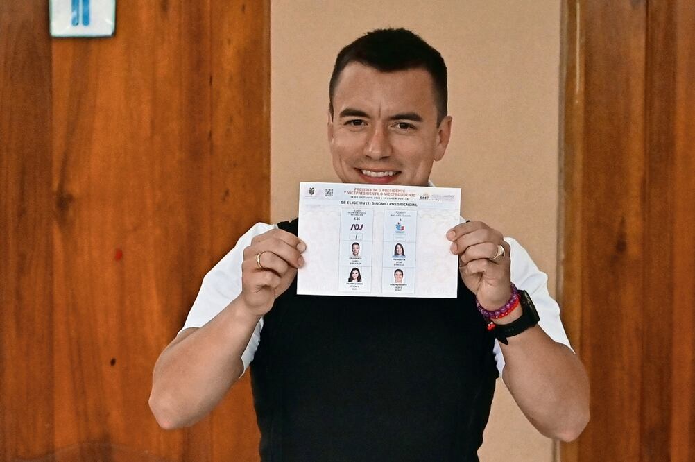 Daniel Noboa, con chaleco antibalas, al votar ayer. Foto: Marcos Pin | AFP