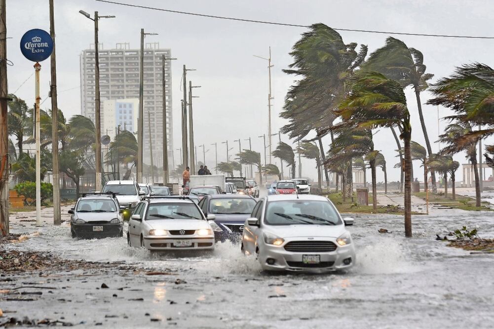 El malecón costero del puerto de Coatzacoalcos, en Veracruz, registró severas afectaciones por los vientos de más de 80 km por hora que se presentaron. (ÁNGEL HERNÁNDEZ. CUARTOSCURO)