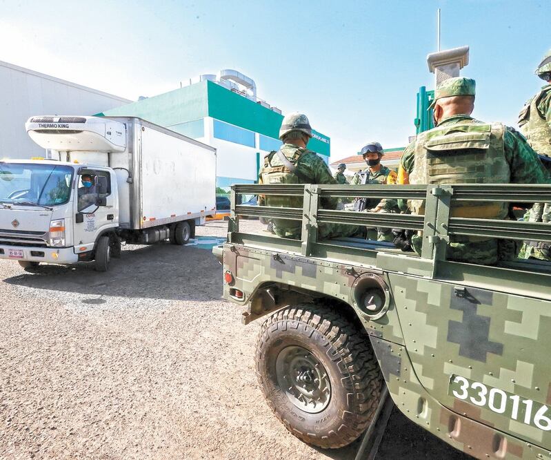 Elementos del Ejército custodiaron el lote de vacunas que se envasó en una empresa ubicada en El Marqués, Querétaro. Foto: DEMIAN CHÁVEZ. EL UNIVERSAL
