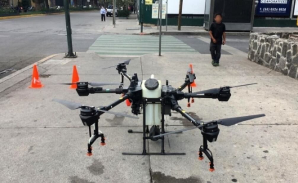 Así sanitizan drones a Polanco desde el aire